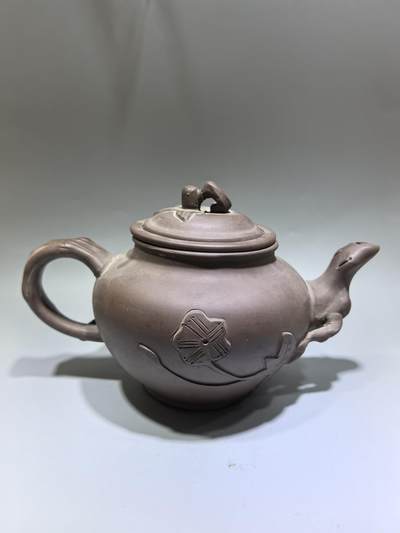 旧藏老紫泥梅桩紫砂壶，精选原矿紫泥，质地温润细腻，自带岁月沉淀的包浆质感。壶身以梅桩为形，壶嘴、壶把、盖钮皆塑为梅枝，壶身贴塑梅花纹饰，线条简练生动，尽显梅的傲骨清韵。器型饱满周正，出水流畅，是兼具实用与收藏价值的文玩茶器。 - 旧藏老紫泥梅桩紫砂壶，精选原矿紫泥，质地温润细腻，自带岁月沉淀的包浆质感。壶身以梅桩为形，壶嘴、壶把、盖钮皆塑为梅枝，壶身贴塑梅花纹饰，线条简练生动，尽显梅的傲骨清韵。器型饱满周正，出水流畅，是兼具实用与收藏价值的文玩茶器。