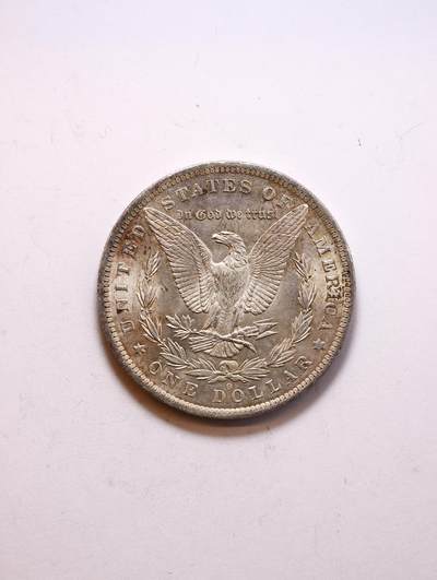 观钱 近现代机制币拍卖No.010（全场顺丰包邮，不区分偏远地区，本场5月5日开始发货）  美国  1884 摩根一元（新奥尔良厂）  未流通品相 转光丝绒  黄油包浆天然包浆，无严重流通磨损痕迹，摩根女神的发丝、花冠细节清晰，背面老鹰图案完整锐利，底板状态良好