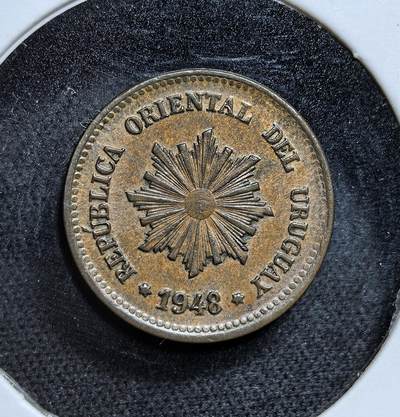 外国优质老铜币纪念币银币专场，周六晚上九点倒数截拍，满百包邮，节前出差在外，5月3日统一发货,可寄存半年，喜欢朋友微信扫描二维码可直接参拍 极美品乌拉圭1948年2分铜币，币面的 “五月太阳” 是乌拉圭国徽核心元素，代表独立与自由。二战后乌拉圭经济相对稳定，这枚币是其战后经济重建时期的典型辅币。