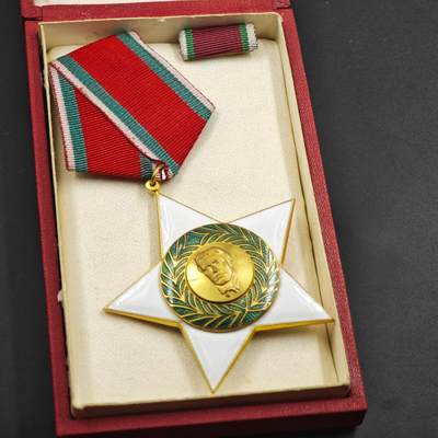 4月26日结束，成斌徽章钱币精品场 原盒保加利亚一级1944奖章 略章齐全