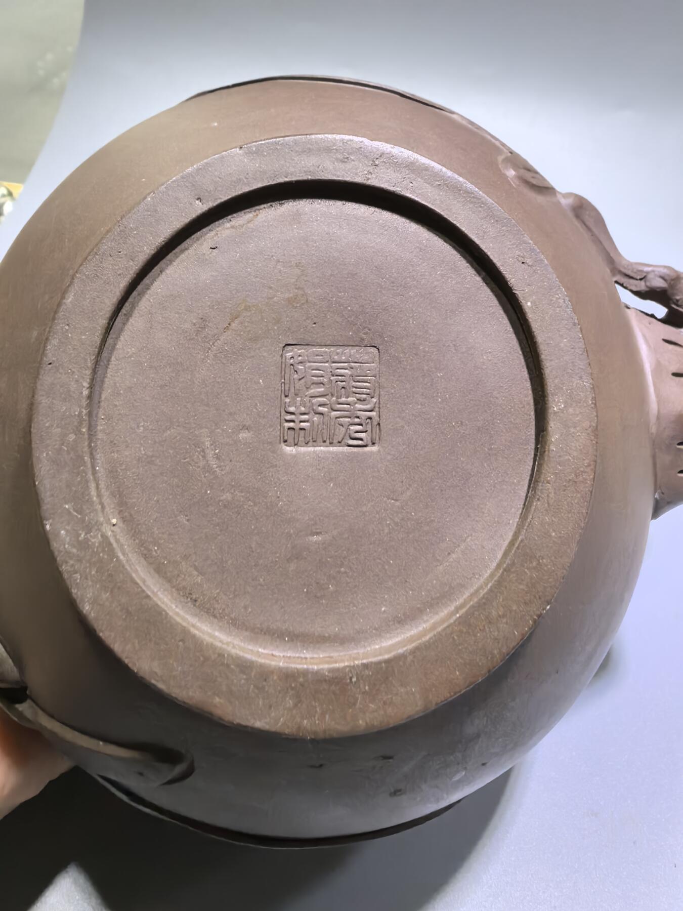 旧藏老紫泥梅桩紫砂壶，精选原矿紫泥，质地温润细腻，自带岁月沉淀的包浆质感。壶身以梅桩为形，壶嘴、壶把、盖钮皆塑为梅枝，壶身贴塑梅花纹饰，线条简练生动，尽显梅的傲骨清韵。器型饱满周正，出水流畅，是兼具实用与收藏价值的文玩茶器。