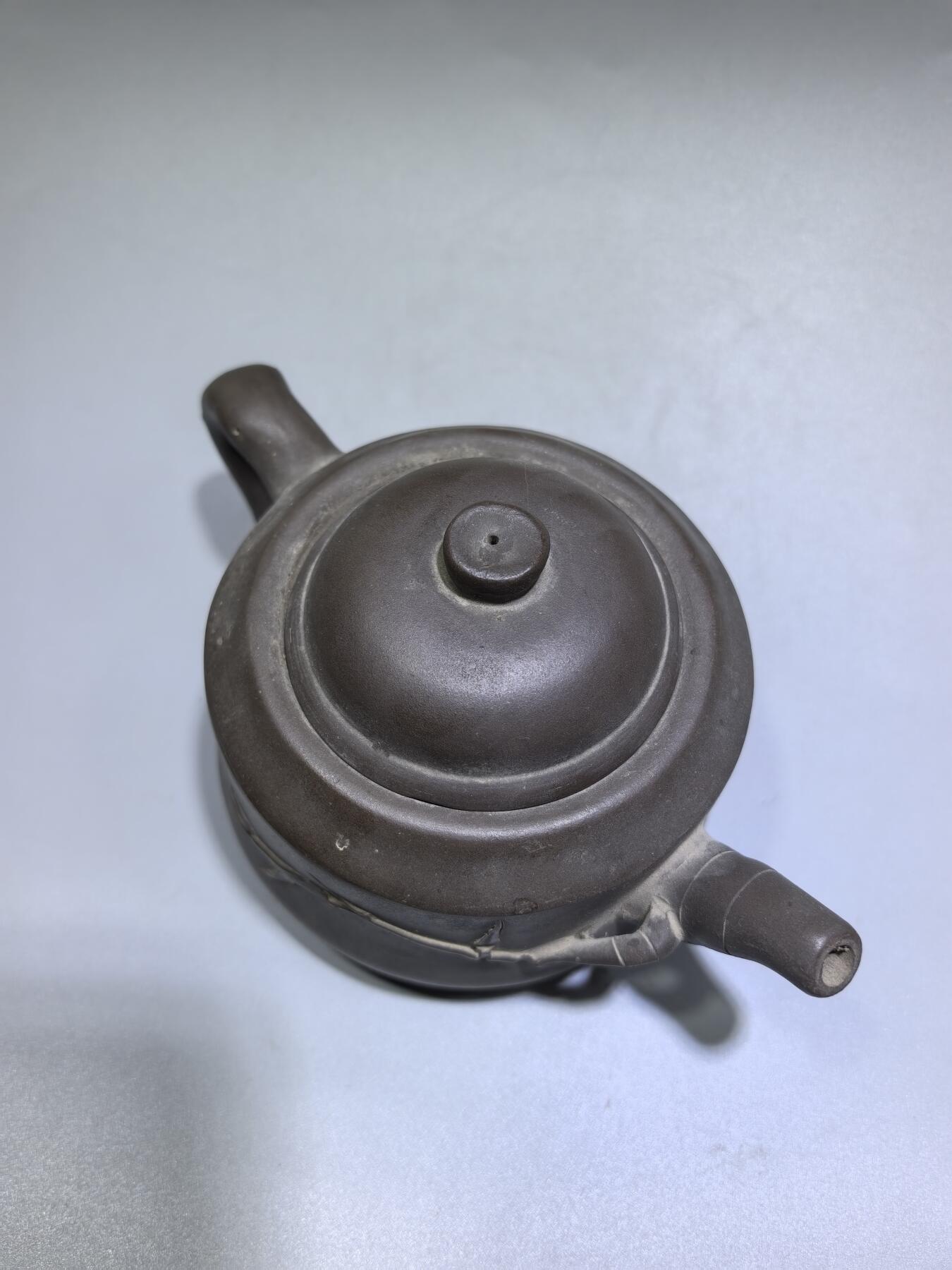 旧藏老紫泥竹节紫砂壶，器型规整，竹韵清雅，泥料温润，藏岁月风骨，品茶香雅韵。