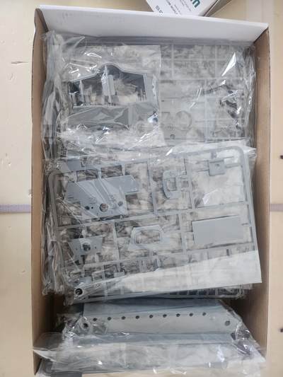 南水社第5次拍卖  Takom 1/35 二战德国 虎王 重型坦克 初期型（2096）已开封板件未组 含蚀刻片、水贴及透明件 未盒全损