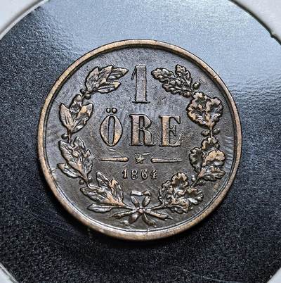 外国优质老铜币纪念币银币专场，周六晚上九点倒数截拍，满百包邮，节前出差在外，5月3日统一发货,可寄存半年，喜欢朋友微信扫描二维码可直接参拍 瑞典卡尔十五世 1864 年 1 欧尔铜币LA双点版，属瑞挪联盟末期流通辅币，以橡叶环饰为特色，见证瑞典工业化起步与君主制时代的经济体系。