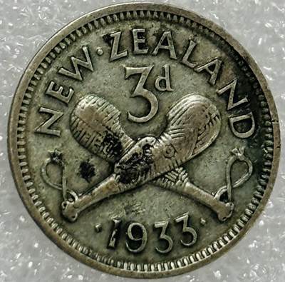 文馨钱币收藏第 302 场，国外回流老铜币，中东阿拉伯地区，拉美等国货币，30 号 1 号二连拍，长期接代拍业务，预计 4 月 4-5 号发货 1933 年英属新西兰乔治五世 3 便士银币，1.4 克 500 银，首发年