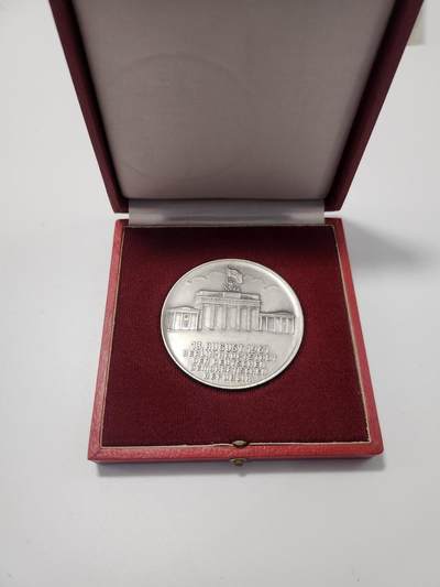 南水社第5次拍卖  1DDR东德“反法西斯防卫墙”柏林墙建设纪念章 带原盒 实拍如图