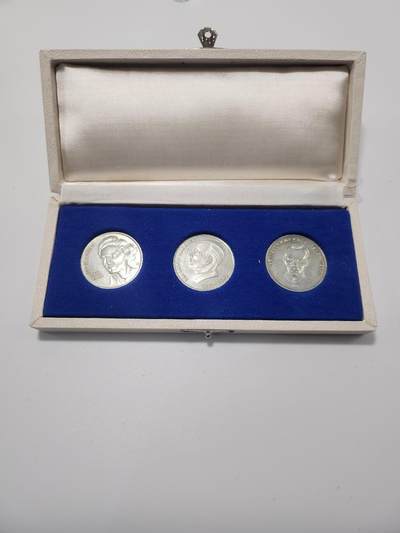 南水社第5次拍卖  东德史塔西（MfS）反法西斯抵抗者纪念章套装 一套三枚原盒原品 1. 弗里茨·施伦克 ​ 2. 阿尔维德·哈纳克博士 ​ 3. 伊尔泽·施托贝章体完好 实拍如图