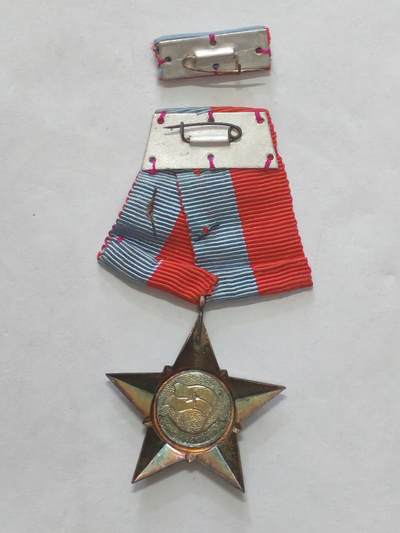 韵星假日军品类拍卖第56期  -- Rimey Holidays Militaria Auction 56 越南南方共和国（越共）一级解放战功勋章带原略 极早期白铜版本 战功类 非解放战士