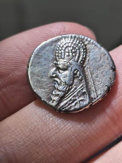 星盘世界钱币 5.2年度精品币大拍 一周年抽奖活动 帕提亚帝国，米特拉达特斯二世1德拉克马银币，埃克巴塔纳哈马丹造币厂打制，打制居中，帕提亚帝国早期银币的经典品种，十分热门