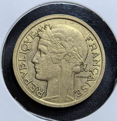 外国优质老铜币纪念币银币专场，周六晚上九点倒数截拍，满百包邮，节前出差在外，5月3日统一发货,可寄存半年，喜欢朋友微信扫描二维码可直接参拍 法国第三共和国1939年2法郎铜币，由雕刻师莫隆（Morlon）设计。币面 “自由女神像” 与 “自由、平等、博爱” 格言，是法国共和政体的经典象征，也是二战爆发前法国的流通货币。