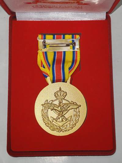 韵星假日军品类拍卖第56期  -- Rimey Holidays Militaria Auction 56 约旦王国三军效率奖章带原盒 铜镀金极品 颁发给参与训练士兵士官的军事教官 原盒非常少 