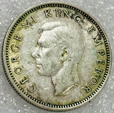 文馨钱币收藏第 302 场，国外回流老铜币，中东阿拉伯地区，拉美等国货币，30 号 1 号二连拍，长期接代拍业务，预计 4 月 4-5 号发货 1944 年英属新西兰乔治六世6 便士银币，2.8 克 500 银