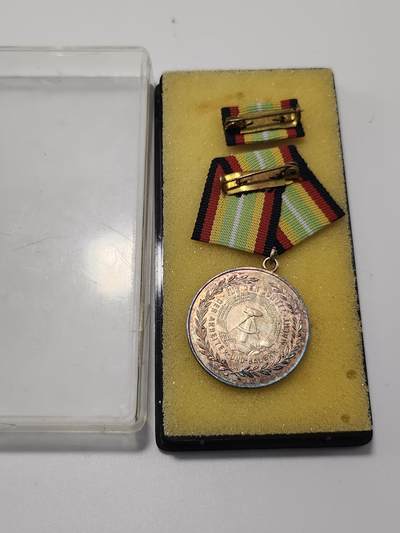 南水社第5次拍卖  东德国家人民军银级忠诚服役奖章 原盒原品 章体完好 实拍如图