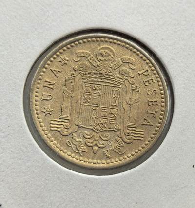 外国优质老铜币纪念币银币专场，周六晚上九点倒数截拍，满百包邮，节前出差在外，5月3日统一发货,可寄存半年，喜欢朋友微信扫描二维码可直接参拍 欧洲老藏家币藏-西班牙佛朗哥独裁时期 1966年1比塞塔黄铜币，正面为佛朗哥头像，背面是西班牙国徽，是战后经济稳定阶段的流通货币，见证了西班牙 “经济奇迹” 时期的社会变化。