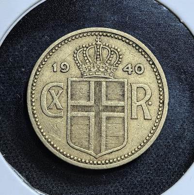 外国优质老铜币纪念币银币专场，周六晚上九点倒数截拍，满百包邮，节前出差在外，5月3日统一发货,可寄存半年，喜欢朋友微信扫描二维码可直接参拍 冰岛1940年1克朗，当时冰岛仍处于丹麦国王克里斯蒂安十世的联合统治下，币面以冰岛纹章与国王缩写 “CX R” 为标志，见证了二战期间冰岛逐步走向独立的历史进程。