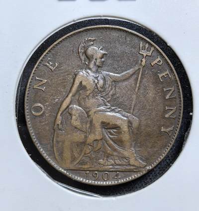 外国优质老铜币纪念币银币专场，周六晚上九点倒数截拍，满百包邮，节前出差在外，5月3日统一发货,可寄存半年，喜欢朋友微信扫描二维码可直接参拍 英国爱德华七世1904年1便士铜币。正面为国王爱德华七世侧面像，背面是象征不列颠的坐像，代表了爱德华时代大英帝国鼎盛时期的货币体系。