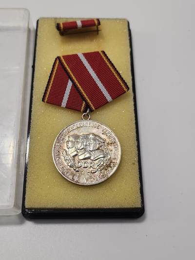 南水社第5次拍卖  东德国家人民军 银级功绩奖章 原盒原品 章体完好 实拍如图