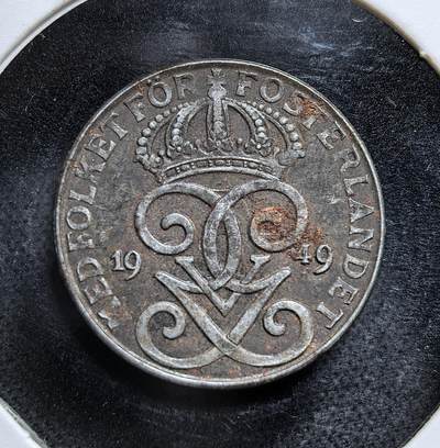 外国优质老铜币纪念币银币专场，周六晚上九点倒数截拍，满百包邮，节前出差在外，5月3日统一发货,可寄存半年，喜欢朋友微信扫描二维码可直接参拍 瑞典1949年2 欧尔，发行于二战结束后，瑞典处于中立政策下的恢复期，硬币设计延续了传统，强调国家稳定与人民团结，在战后经济复苏中扮演日常流通角色。