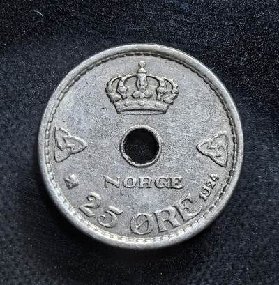 外国优质老铜币纪念币银币专场，周六晚上九点倒数截拍，满百包邮，节前出差在外，5月3日统一发货,可寄存半年，喜欢朋友微信扫描二维码可直接参拍 挪威哈康七世1924 年首年25 欧尔铜镍币，中央镂空、正面四组王徽为特征，属战后稳定期的流通辅币，见证挪威君主制与早期现代经济体系。