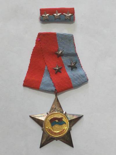 韵星假日军品类拍卖第56期  -- Rimey Holidays Militaria Auction 56 - 越南南方共和国（越共）一级解放战功勋章带原略 极早期白铜版本 战功类 非解放战士