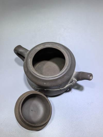 旧藏老紫泥竹节紫砂壶，器型规整，竹韵清雅，泥料温润，藏岁月风骨，品茶香雅韵。 旧藏老紫泥竹节紫砂壶，器型规整，竹韵清雅，泥料温润，藏岁月风骨，品茶香雅韵。