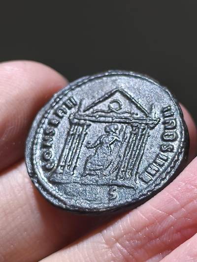 星盘世界钱币 5.2年度精品币大拍 一周年抽奖活动 罗马帝国 公元309年 马克森提乌斯 富利铜币 阿奎莱亚厂打制。正面为马克森提乌斯头戴桂冠面右侧像，铭文： IMP C MAXENTIVS PF AVG