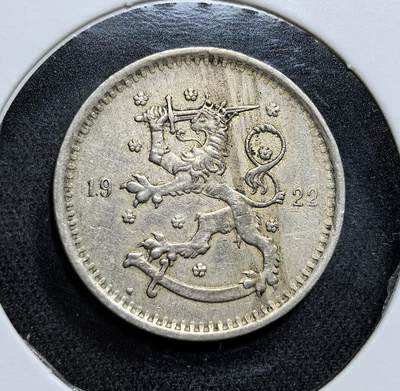 外国优质老铜币纪念币银币专场，周六晚上九点倒数截拍，满百包邮，节前出差在外，5月3日统一发货,可寄存半年，喜欢朋友微信扫描二维码可直接参拍 芬兰1922 年1马克大版。正面为芬兰国徽持剑立狮，背面饰松枝，见证芬兰脱离俄国统治、建立独立国家后的早期货币体系。