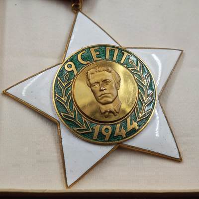 4月26日结束，成斌徽章钱币精品场 原盒保加利亚2级奖章 略章齐全