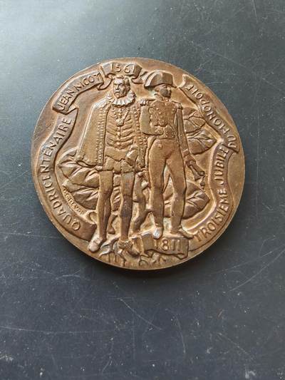 老王徽章第194期 - 法国烟草传入法国400周年与拿破仑颁布烟草专卖令150周年大铜章     直径68mm    重量145.4g      正面人物左边为让·尼科，他将烟草引入法国，右边为拿破仑，他在1811年颁布烟草禁令