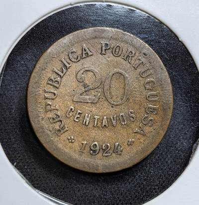 外国优质老铜币纪念币银币专场，周六晚上九点倒数截拍，满百包邮，节前出差在外，5月3日统一发货,可寄存半年，喜欢朋友微信扫描二维码可直接参拍 葡萄牙共和国小萝莉女皇1924年20 分铜币。铸造于第一共和国时期（1910-1926），旨在取代旧王室货币体系。币面人物象征国家独立，外圈铭文  彰显其共和政体属性，是研究葡萄牙近代政治变革与经济转型的重要实物史料。