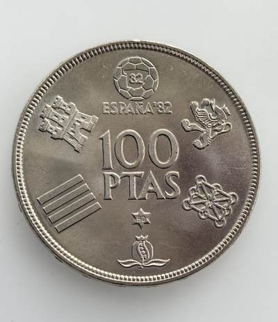 外国优质老铜币纪念币银币专场，周六晚上九点倒数截拍，满百包邮，节前出差在外，5月3日统一发货,可寄存半年，喜欢朋友微信扫描二维码可直接参拍 欧洲老藏家币藏-西班牙胡安・卡洛斯一世1980年世界杯100比塞塔纪念币，为 1982 年世界杯主题纪念版，是西班牙民主化后迎接重大国际赛事的见证。