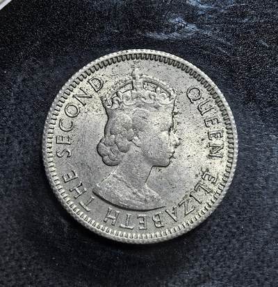 外国优质老铜币纪念币银币专场，周六晚上九点倒数截拍，满百包邮，节前出差在外，5月3日统一发货,可寄存半年，喜欢朋友微信扫描二维码可直接参拍 英属马来亚与婆罗洲1953年5 分币，正面为伊丽莎白二世女王头像，是英国殖民统治时期的货币，见证了马来亚独立前的过渡阶段。