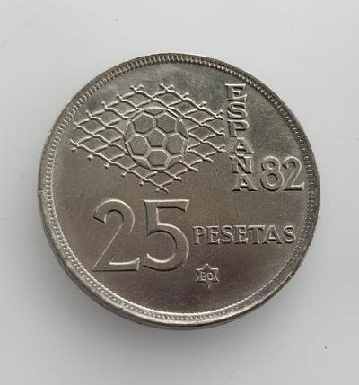 外国优质老铜币纪念币银币专场，周六晚上九点倒数截拍，满百包邮，节前出差在外，5月3日统一发货,可寄存半年，喜欢朋友微信扫描二维码可直接参拍 欧洲老藏家币藏-西班牙胡安・卡洛斯一世1980年世界杯25比塞塔纪念币，为 1982 年世界杯主题纪念版，是西班牙民主化后迎接重大国际赛事的见证。