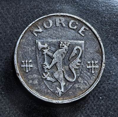 外国优质老铜币纪念币银币专场，周六晚上九点倒数截拍，满百包邮，节前出差在外，5月3日统一发货,可寄存半年，喜欢朋友微信扫描二维码可直接参拍 二战德占挪威1942 年 1 欧尔锌币，以挪威国徽为图案，采用战时锌制材质，是挪威被占领时期的应急流通辅币。