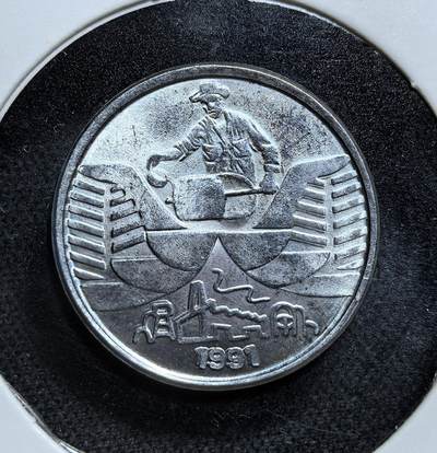 外国优质老铜币纪念币银币专场，周六晚上九点倒数截拍，满百包邮，节前出差在外，5月3日统一发货,可寄存半年，喜欢朋友微信扫描二维码可直接参拍 巴西农夫10克鲁塞罗，见证 1990 年代高通胀与经济动荡。硬币以劳动者与国旗元素为主题，反映当时巴西试图通过货币改革稳定经济，但仍处于高通胀背景下的过渡阶段。