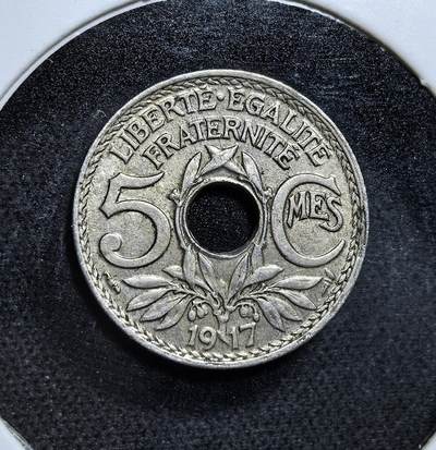 外国优质老铜币纪念币银币专场，周六晚上九点倒数截拍，满百包邮，节前出差在外，5月3日统一发货,可寄存半年，喜欢朋友微信扫描二维码可直接参拍 首年特年法国第三共和国1917年5生丁，为一战期间节省铜材而采用铜镍合金和圆孔设计，币面 “RF” 与 “自由・平等・博爱” 是共和精神的象征，见证了战时法国的经济与社会背景。