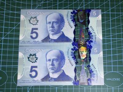 【炜奕收藏】，五月第一期 - 加拿大5元塑料钞*2，UNC品相