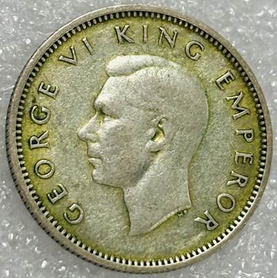 文馨钱币收藏第 302 场，国外回流老铜币，中东阿拉伯地区，拉美等国货币，30 号 1 号二连拍，长期接代拍业务，预计 4 月 4-5 号发货 1945 年英属新西兰乔治六世6 便士银币，2.8 克 500 银