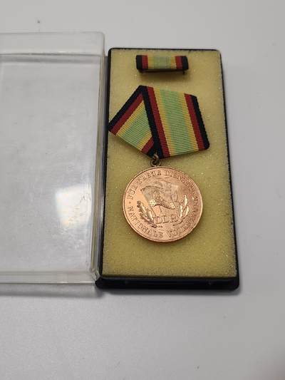 南水社第5次拍卖  东德国家人民军铜级忠诚服役奖章 原盒原品 章体完好 实拍如图