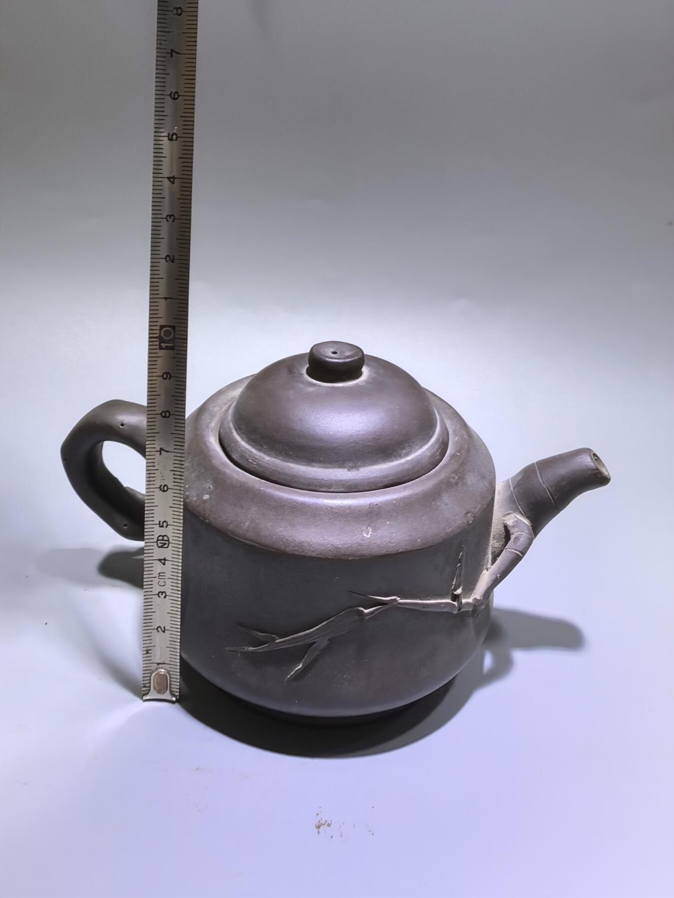 旧藏老紫泥竹节紫砂壶，器型规整，竹韵清雅，泥料温润，藏岁月风骨，品茶香雅韵。