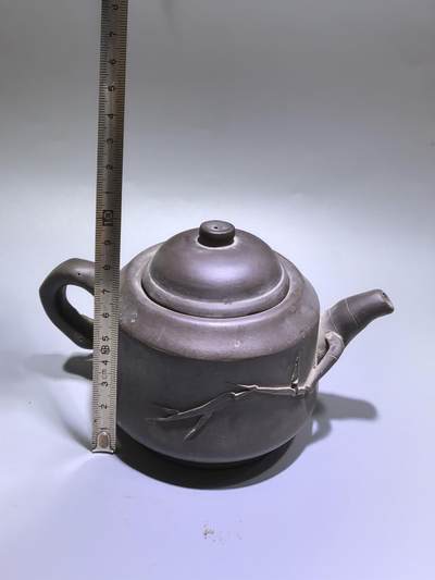 旧藏老紫泥竹节紫砂壶，器型规整，竹韵清雅，泥料温润，藏岁月风骨，品茶香雅韵。 旧藏老紫泥竹节紫砂壶，器型规整，竹韵清雅，泥料温润，藏岁月风骨，品茶香雅韵。