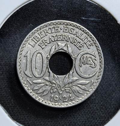 外国优质老铜币纪念币银币专场，周六晚上九点倒数截拍，满百包邮，节前出差在外，5月3日统一发货,可寄存半年，喜欢朋友微信扫描二维码可直接参拍 少见特年闪电版法国1924年 10 生丁，属于法兰西第三共和国后期货币。19 世纪末至二战前，法国确立了共和体制，币面 “自由、平等、博爱” 箴言是共和精神的法定体现。该币采用圆孔设计（为节省金属），见证了一战前法国经济稳定与现代国家体制的确立。