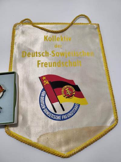 南水社第5次拍卖  东德（DDR）德苏友好协会（DSF）纪念套装（锦旗+银级纪念章徽章一对+原盒） 实拍如图