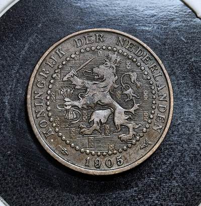 外国优质老铜币纪念币银币专场，周六晚上九点倒数截拍，满百包邮，节前出差在外，5月3日统一发货,可寄存半年，喜欢朋友微信扫描二维码可直接参拍 荷兰威廉明娜女王1905 年1 分铜币。币面持剑狮为荷兰国徽，铭文意为 “荷兰王国”，是荷兰殖民帝国鼎盛时期的典型流通辅币。