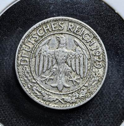 外国优质老铜币纪念币银币专场，周六晚上九点倒数截拍，满百包邮，节前出差在外，5月3日统一发货,可寄存半年，喜欢朋友微信扫描二维码可直接参拍 德国魏玛共和国1929年50 芬尼D版，币面饰有帝国鹰徽与面值，是一战后经济动荡、通胀高企背景下，德国尝试稳定货币体系的见证。