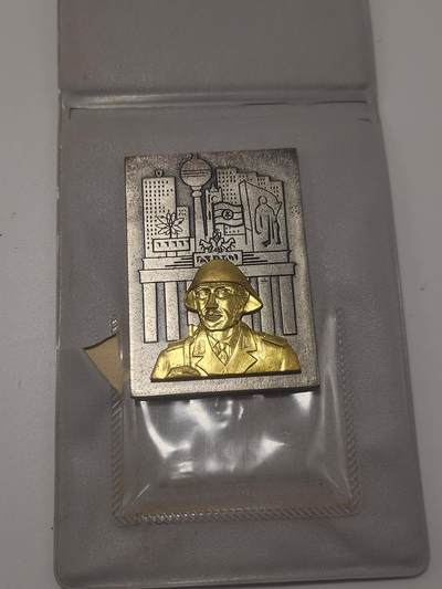 南水社第5次拍卖  东德国家人民军 柏林城防司令部金级纪念章原套原品 章体完好 有皮夹 皮夹内有破碎