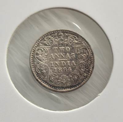 外国优质老铜币纪念币银币专场，周六晚上九点倒数截拍，满百包邮，节前出差在外，5月3日统一发货,可寄存半年，喜欢朋友微信扫描二维码可直接参拍 英属印度维多利亚女皇1894年2 安那银币，是英国殖民印度时期的货币，见证了维多利亚时代英属印度的殖民经济与帝国统治历史。
