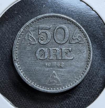外国优质老铜币纪念币银币专场，周六晚上九点倒数截拍，满百包邮，节前出差在外，5月3日统一发货,可寄存半年，喜欢朋友微信扫描二维码可直接参拍 罕见二战德占挪威1942 年50 欧尔锌币，采用战时稀缺的锌为材质，以挪威国徽为图案，是被占领时期的流通辅币，见证了挪威的战时经济困境。