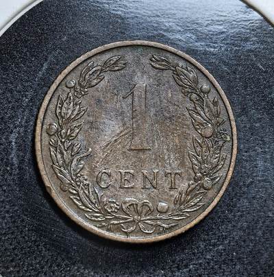 外国优质老铜币纪念币银币专场，周六晚上九点倒数截拍，满百包邮，节前出差在外，5月3日统一发货,可寄存半年，喜欢朋友微信扫描二维码可直接参拍 荷兰威廉明娜女王1905 年1 分铜币。币面持剑狮为荷兰国徽，铭文意为 “荷兰王国”，是荷兰殖民帝国鼎盛时期的典型流通辅币。