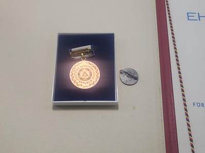 南水社第5次拍卖   东德卫生系统 Gerda Schmidt 红十字忠诚服务与社会主义劳动积极分子证书证书奖章一套 是上面那位得主的妻子